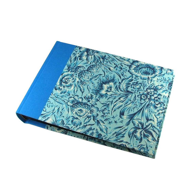 Nauli Fotoalbum M Fotoalbum M Indische Blumen blau mit türkisem Buchrücken bei Nauli and Stories