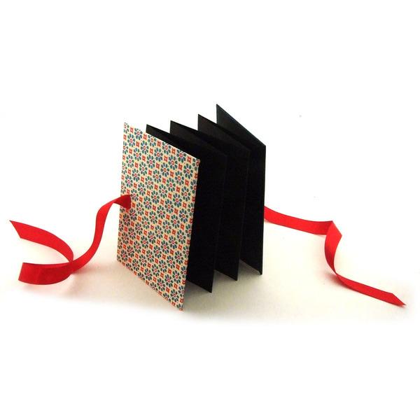 Nauli Leporello Leporello Stempelblumen blau rot und dunkelblau bei Nauli and Stories