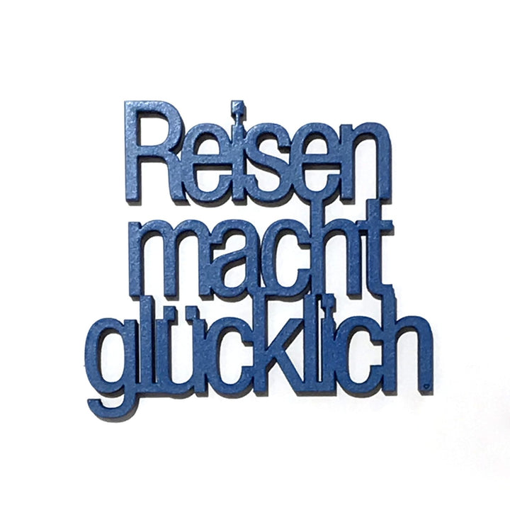 NoGallery Schriftzug Reisen macht glücklich  -  Jeansblauer 3D Schriftzug aus Holz bei Nauli and Stories